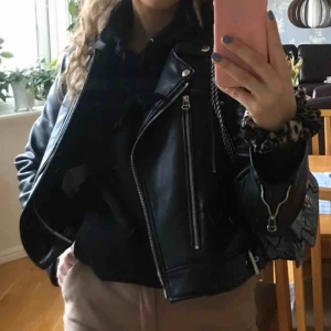  - Skinnjacka från zara. Sparsamt använd. Strl L men jag är normalt Xs/S o sitter bra på mig. Kan mötas eller frakta mot kostnad. 