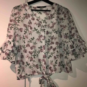  - Söt blus från bikbok, storlek xs. Lite volanger på ärmarna och kan knyta ihop i midjan om så önskas. ✨Säljer pga ingen användning🍃