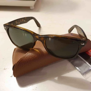  - Äkta Rayban Knappt använda  Fel fria 