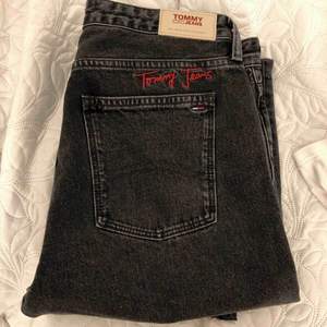 Skitsnygga Tommy Hilfiger jeans, säljs då dom aldrig kom till användning och hann ej lämna tillbaka dom. Hör gärna av er om ni har fler frågor! Köparen står för frakt:)🦋
