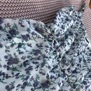  - Super fin blommig långklänning, perfekt till bröllop eller bara en sommarkväll! Luftigt fint tyg med en slits på sidan!  Som ny! 