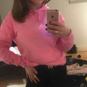 - FRAKT INGÅR I PRISET!  Superskön rosa hoodie, använd ca 5 gånger. 