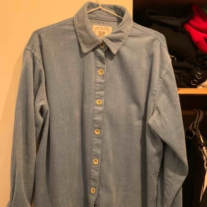  - Skjorta ifrån Pull & Bear. Använd endast en gång, så gott som ny. Finns att hämta i spånga alternativt mötes upp vid Östermalmstorg 