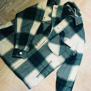  - Köpt i november på Zara. Använd ett fåtal gånger, strl XS men lite ”oversize”. Finns i Sthlm Vasastan alt fraktas mot kostnad. 