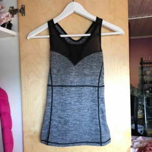  - Fint träningslinne från Bubbelroom använt ytterst lite. Så snyggt, bekvämt och enkelt att matcha! 💕