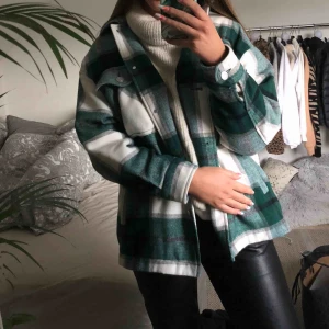  - Denna grönrutiga jackan från Zara kommer inte till användning för mig, använt några få gånger men är fortfarande i nyskick, har endast hängt i min garderob i cirka 2 månader. säljer för 350 eller till den som budar högst :)