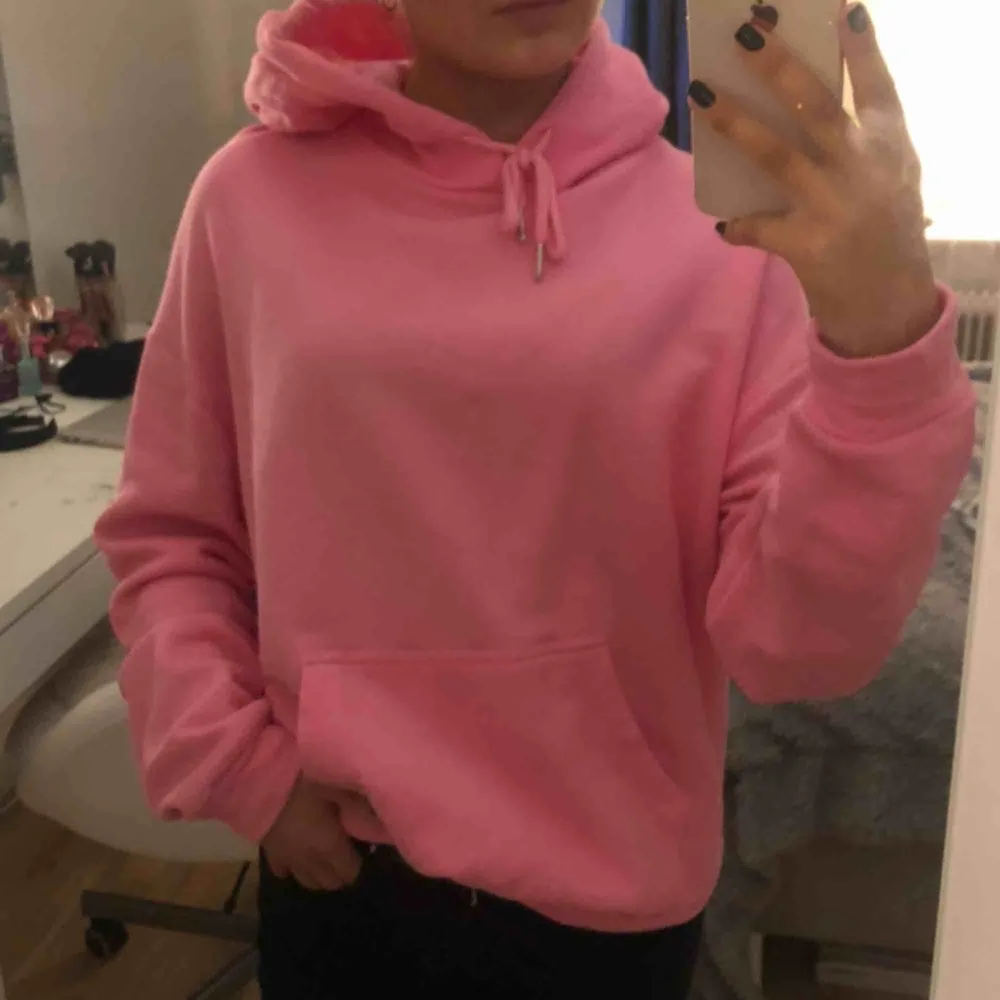 Jättefin rosa hoodie, använd typ 2 ggr. Frakt blir 60kr🥰. Hoodies.