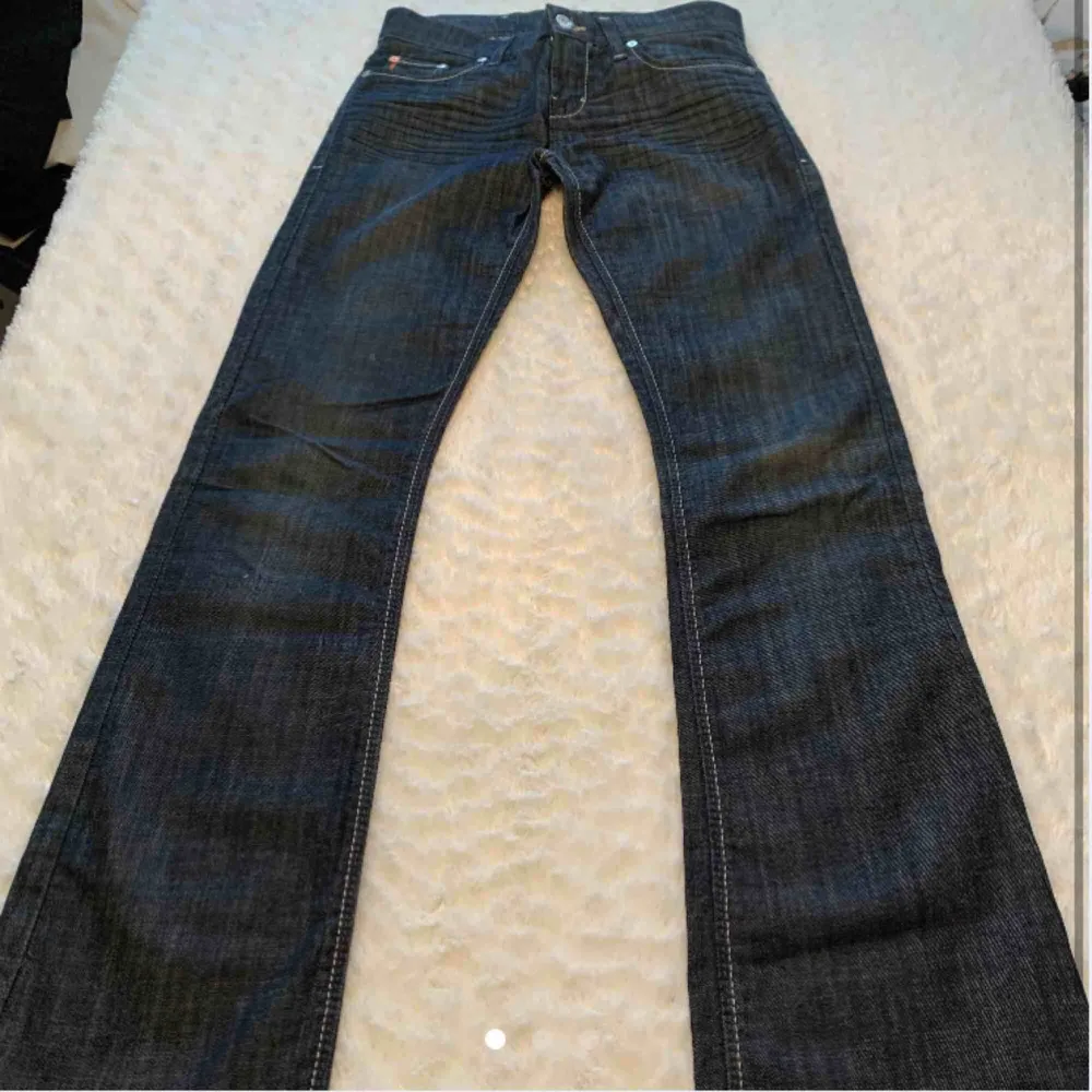 Jätte snygga bootcut jeans ifrån Hugo boss! Passar storlek S! . Jeans & Byxor.