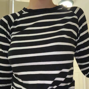  - Svart-vit-randig långärmad tröja🥰 (frakt tillkommer, 65 kr)