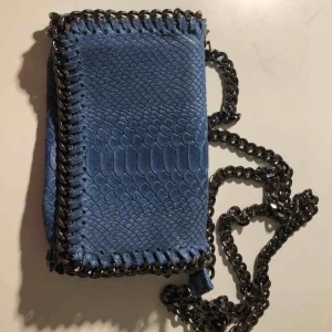  - Blå läder väska som jag köpte på en marknad i italien. Köparen står för frakten men kan mötas upp i sthlm:) Priset går att diskutera