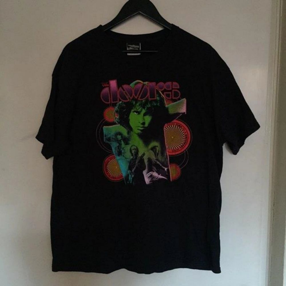 Säljer denna balla bandtröja med The Doors! ❤. T-shirts.