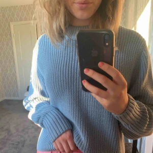  - Ljusblå tröja från Monki, använd 2 gånger så i nyskick. Färgen framgår bäst på första bilden