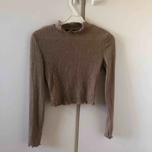  - En brun stickad tröja, aldrig använd! 