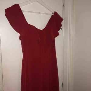  - Röd jumpsuit från H&M i storlek 38, aldrig använd