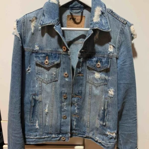  - Jeansjacka med slitningar på från New yorker