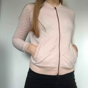  - En fin ljusrosa kofta från Only. Passar xs/s  Något nopprig. 