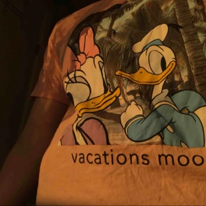  - Kan ju inget annat än att älska Disney 🤩 säljer denna t-shirt då jag köpte fel storlek så den sitter inte som jag ville :(