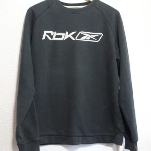 Reebok crewneck stl L  - Svart, väl använd collegetröja fr Reebok. Sjukt skön. Älskar den. Blivit snyggt matt urtvättad svart. Skriv vid frågor! Frakt 65kr 