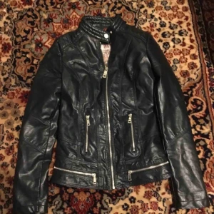  - Skinnjacka i imitation. Köpt i Italien 2018. Size XS ( är dock som strl S ).