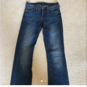  - Säljer dessa booutcut jeansen från Lee. Endast testade då dom inte passat mig så bra. Dom är Medel högmidjade💗