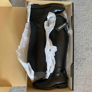  - Hej! Jag säljer mina helt oanvända ridstövlar i stl 39 för 995kr! Ny pris 1 895kr säljes pga fel storlek. 