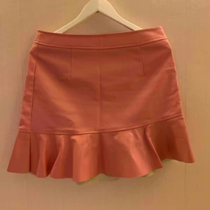  - Rosa fuskläder kjol från Rut&Circle. Kjolen har en dragkedja med ringdetalj baktill.  Kan mötas upp i Borås, eventuellt Göteborg, annars står köparen för frakten. 