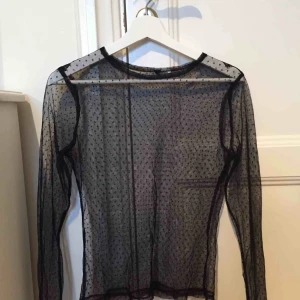  - Genomskinlig prickig långärmad tröja från HM. Har används ett fåtal gånger. Frakt ingår inte i priset. 