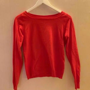  - Röd tröja köpt begagnad. Tyvärr är lapparna bortklippta och jag kan därför inte avgöra storlek samt vad den är gjord av för material. Den är väldigt stretchig och passar mig som är S/M