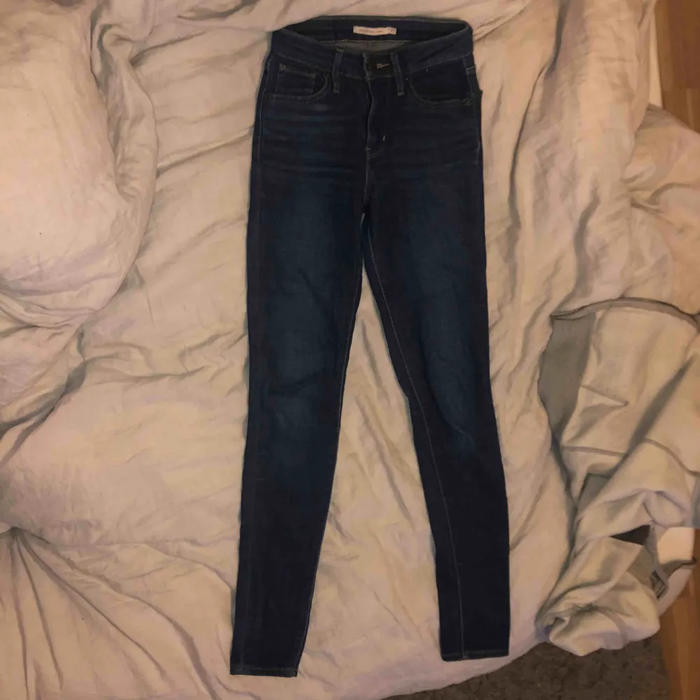 Levis jeans, modell 721 high rise skinny. Inköpta för 1000kr. Säljer pga lite användning. Jättebra passform och supersköna!. Jeans & Byxor.