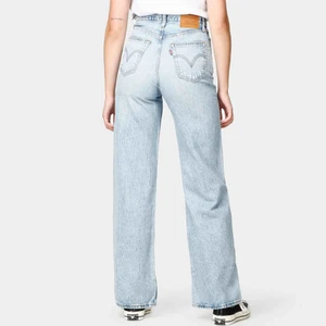  - Levis wide leg jeans i nyskick! Använda endast fåtal gånger!  Nypris 1250kr. Stl, 27/32!  Säljer pågrund av att dem blivit för korta och för stora i midjan! Köparen står för frakt! Skriv för mer bilder❤️