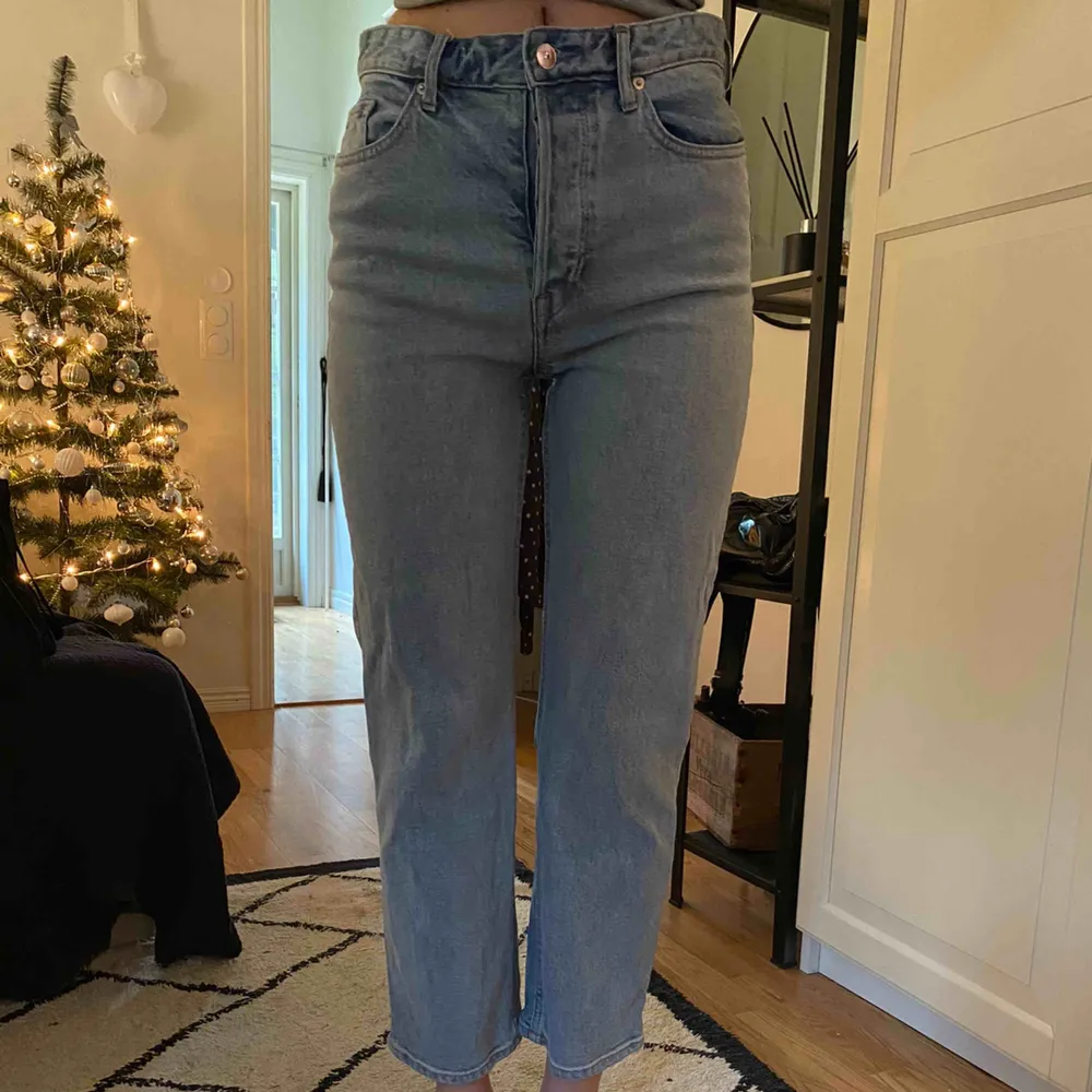 Snygga Jeans från H&M i bra skick! Säljer då dom är för stora i midjan för mig. Mer bilder kan fixas och frakt ingår i priset, men kan mötas upp i Göteborg!🥰. Jeans & Byxor.