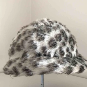  - Fejkpäls ”buckethat” mössa. Oanvänt skick. Frakt tillkommer, kan skicka fler bilder🌸