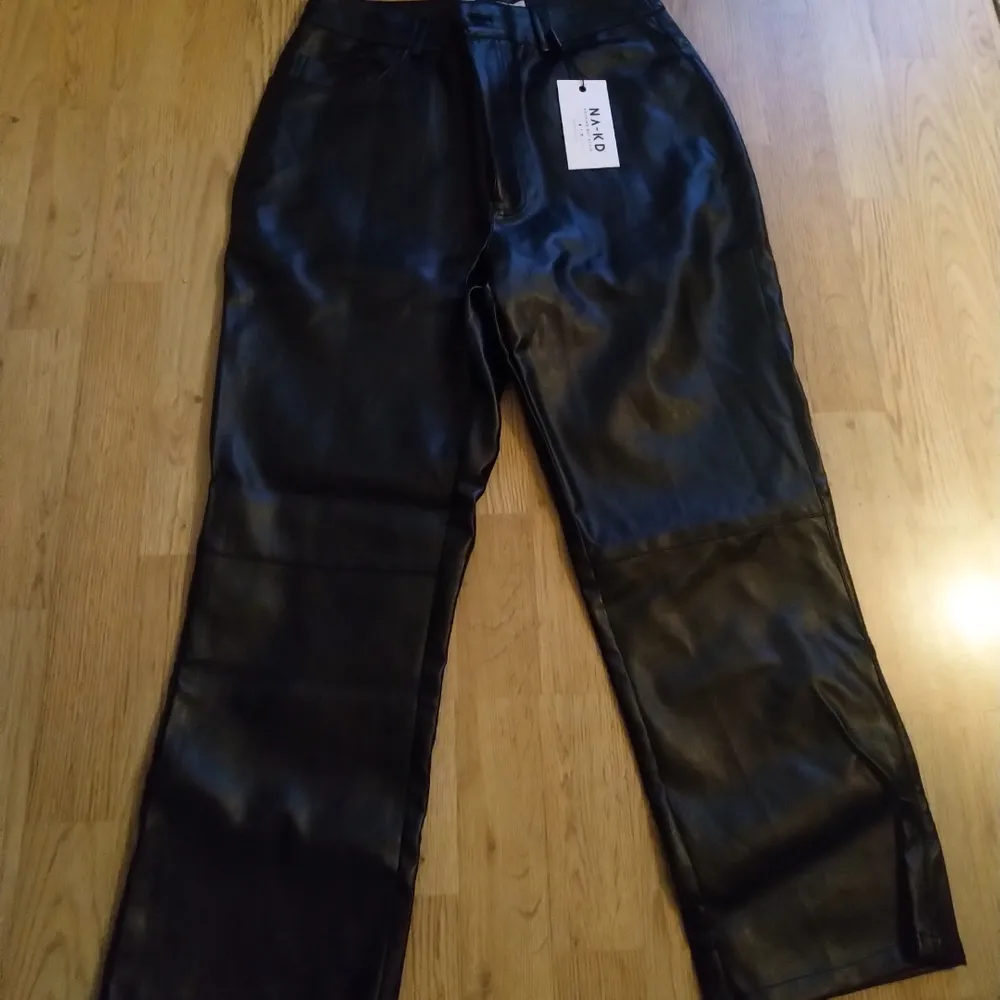 Flared Cropped PU Pants Black. Passar en stl 38/40.Helt nya. Köparen står för frakten som blir 79:-. Jeans & Byxor.
