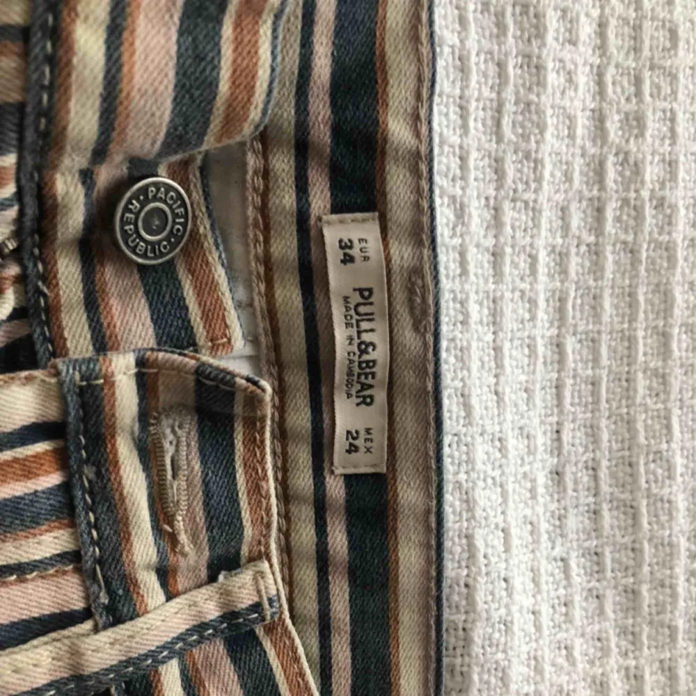 Jätte fina randiga jeans från pull&bear. Köparen står för frakt ⚡️💘. Jeans & Byxor.