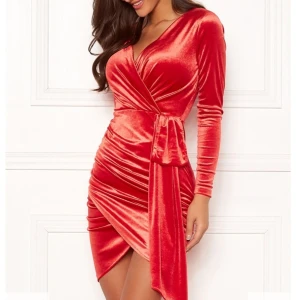 Snapshot drape dress Strl.M  - Helt ny klänning från bubbleroom med prislapp kvar.💃 "snapshot drape dress" i röd sammet och superfin knytning i midjan. Strl.M.💕