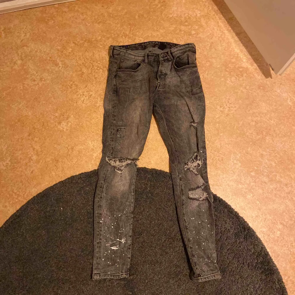 Slim fit jeans från HM med färgstänk och hål. Skitfeta men använder de ej för att det är inte min stil längre. De är väl använda. . Jeans & Byxor.