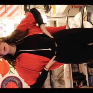  - Det står ”POWER TO THE GIRLS” runt hela huvan. Köpt på på H&M, DIVIDED. 56% polyester 17% viskos 15% polymid 12% bomull. 