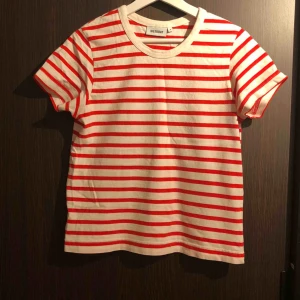  - En super skön randig tröja från Weekday. Använd max 5 gånger. Storleken är snarare som en Small.