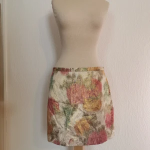  - Kjol med skimrande guld (svårt att fånga på bild). Märke: H&M. Storlek 40. Skick: oanvänd. Pris: 100 kronor eller bud. Frakt: Betalas av köparen. 