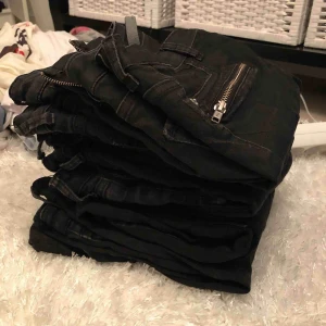 - 6 par byxor för 200kr storlekar mellan S/M  Det finns med & utan slitningar annars 50kr / styck + frakt, finns i Lerum