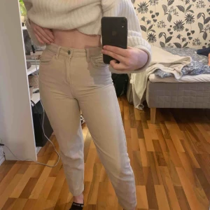  - Superfina manchesterbyxor i beige från Primark! Passar XS/S. I superfint skick. Kan mötas upp i Växjö annars står köparen för frakt 💖