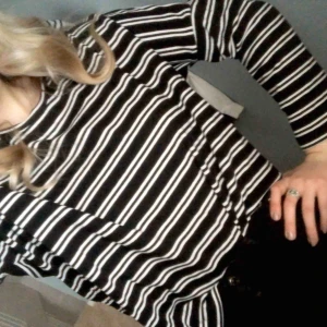  - Supermysig randig sweatshirt från Monki i en boxig passform! Omärkbart använd 3-5 gånger. Köparen står för frakt 🥰