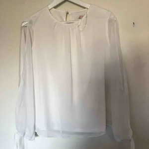  - Säljer min favoritblus då den blivit för liten. Den har en jätte fin öppning längs hela armarna och knytning i slutet av ärmarna. Finns ett linne insytt över kroppen så att den inte är genomskinlig.   Fraktkostnad tillkommer