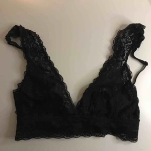  - Svart spets-bralette (ej vadderad). Axelbanden är justerbara❤️ Jag skulle säga att den är rätt liten i storleken, frakt tillkommer💌