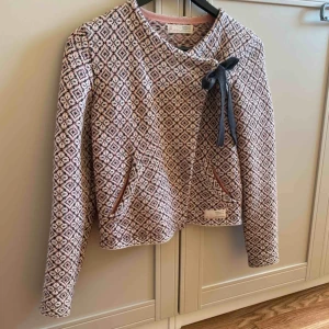  - ODD Molly kofta i färgerna rosa,vit och brun i storleken small. Enbart använd ett fåtal gånger. 