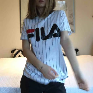 - Kritstrecksrandig Fila T-shirt i oversized modell! Använd ett fåtal gånger. Ord pris: 300 kr. Frakten ingår :)