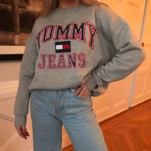 - Tommy Hilfiger (Tommy jeans)crew neck i strl XS. Jättemysigt fodrat på insidan och är lite oversized i modellen. Köparen står för frakt. Budning börjar på 200