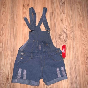  - Hängselshots - perfekta till en varm sommardag  Min storlek: 32/34/36 - 160cm Köparen står för frakt, eventuellt möte  Pris alltid diskuterbart 