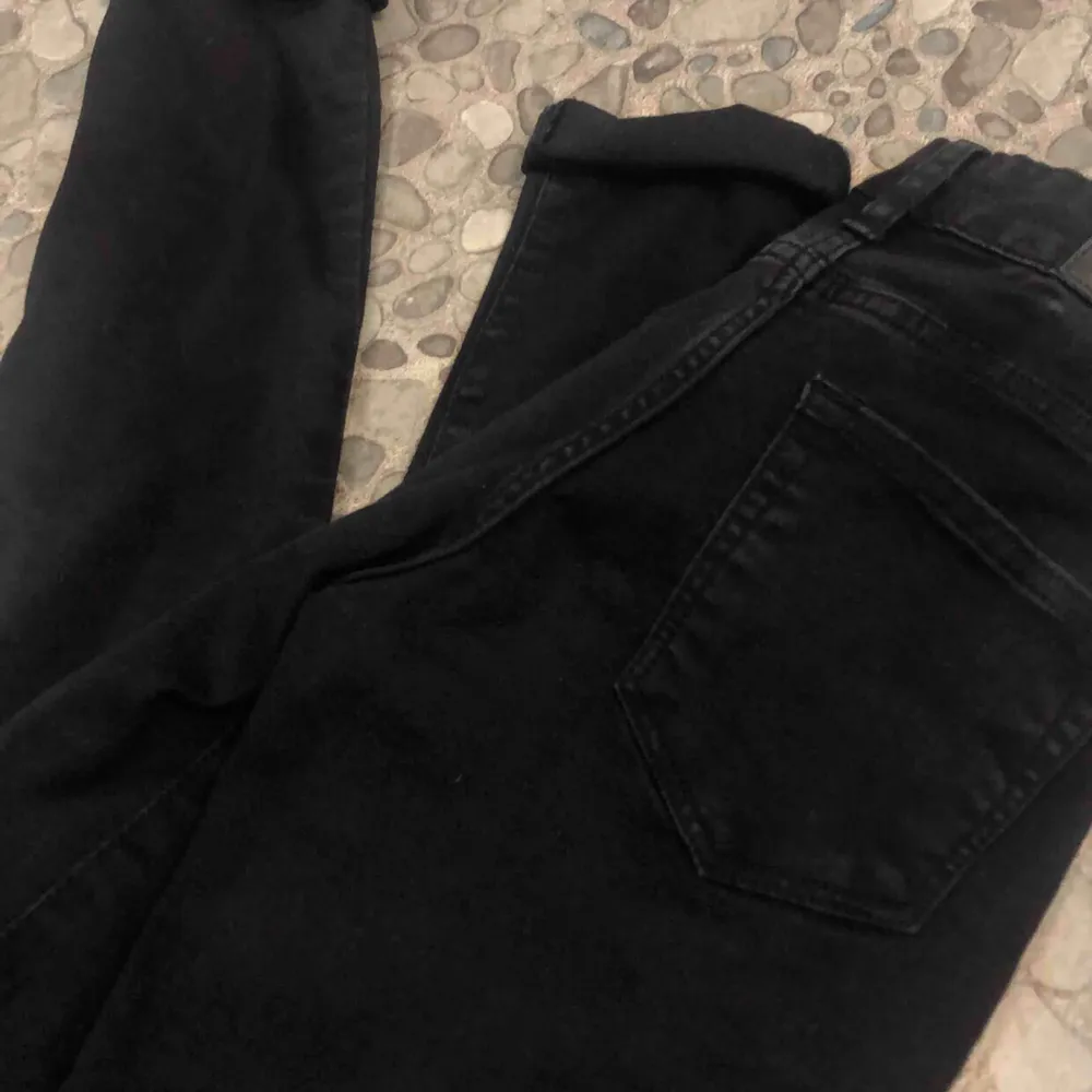 Säljer ett par svarta jeans i väldigt fint skick då dom aldrig är använd. Köpte fel modell, så i super fint skick! Stl xxs men mer som xs/s (stretchiga!) 100kr pris kan diskuteras . Jeans & Byxor.