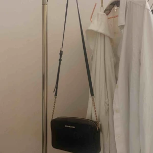  - Säljer min fina Michael Kors väska, nyskick!